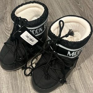 Brand new moon boots size youth or women’s  33/35